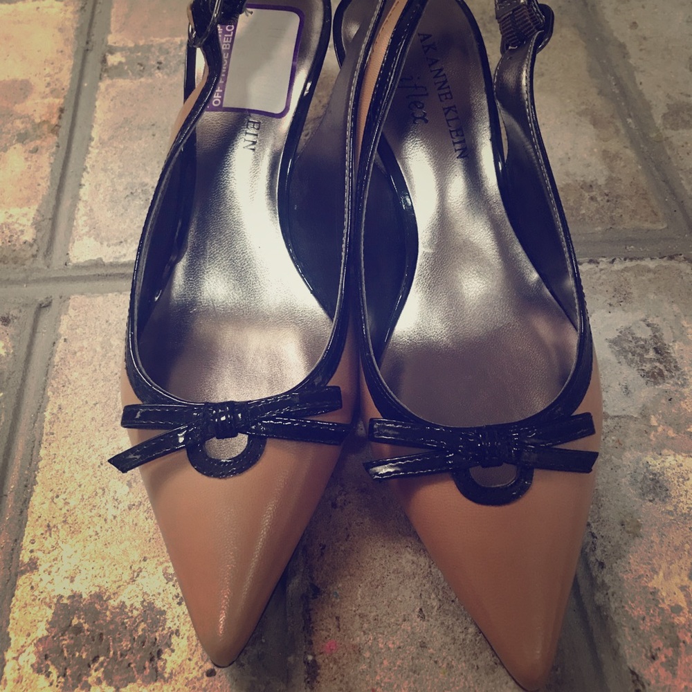 Anne Klein tan and black heels